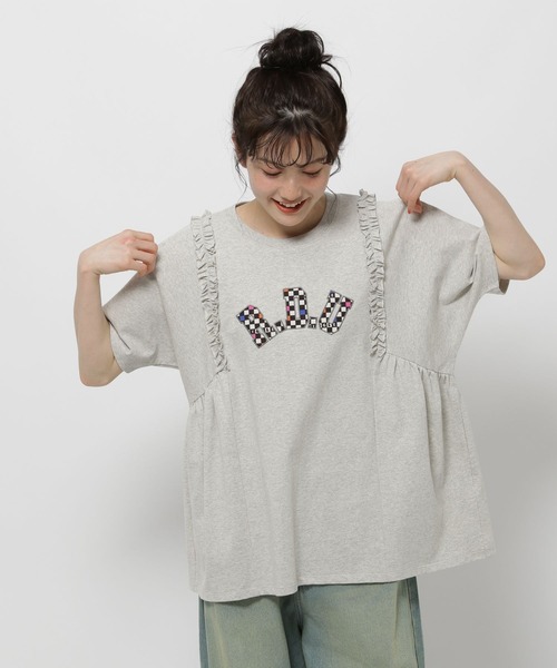 WIGGLE WIGGLE(ウィグルウィグル)の「【wiggle wiggle(ウィグルウィグル)】コラボ フリルアソートロゴTシャツ(Tシャツ/カットソー・レディース・チャコール/グレー/オフホワイト・LARGE/MEDIUM)」の2枚目の写真