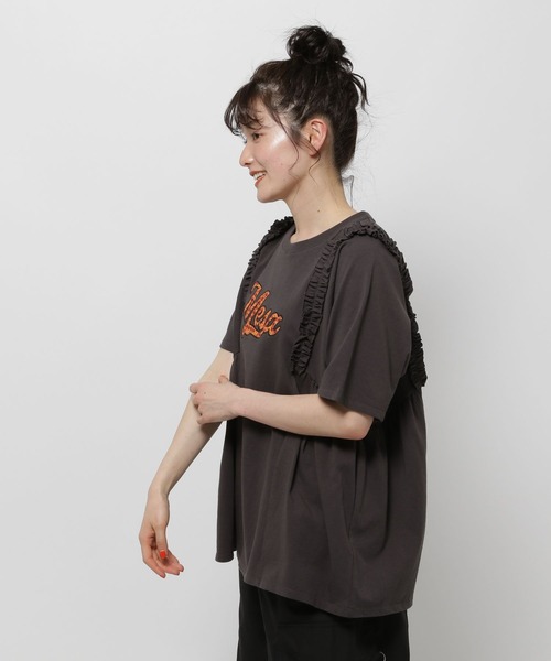 WIGGLE WIGGLE(ウィグルウィグル)の「【wiggle wiggle(ウィグルウィグル)】コラボ フリルアソートロゴTシャツ(Tシャツ/カットソー・レディース・チャコール/グレー/オフホワイト・LARGE/MEDIUM)」の3枚目の写真