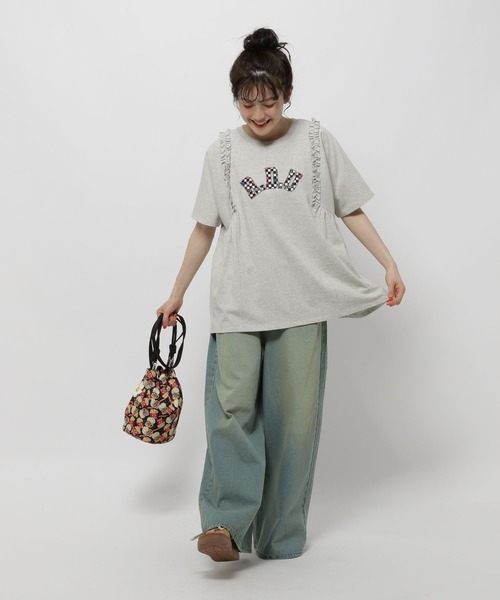 WIGGLE WIGGLE(ウィグルウィグル)の「【wiggle wiggle(ウィグルウィグル)】コラボ フリルアソートロゴTシャツ(Tシャツ/カットソー・レディース・チャコール/グレー/オフホワイト・LARGE/MEDIUM)」の8枚目の写真