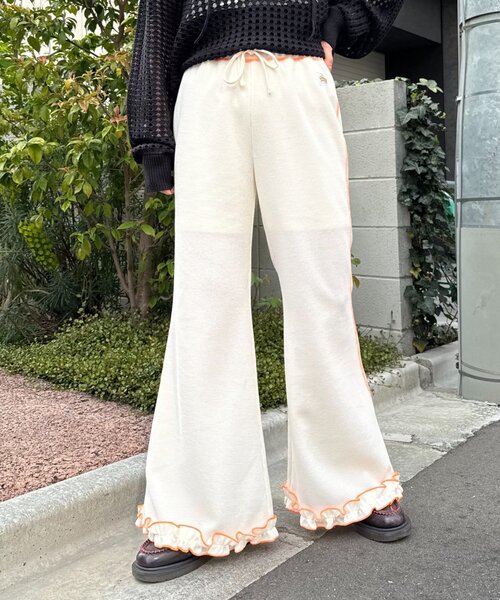 chao⭐　アルベロベロ♥️ぶたさん刺繍入りホワイトカジュアルパンツ HELLO.SANFRANCISCO】ワッフルフレアパンツ（その他パンツ）｜HELLO