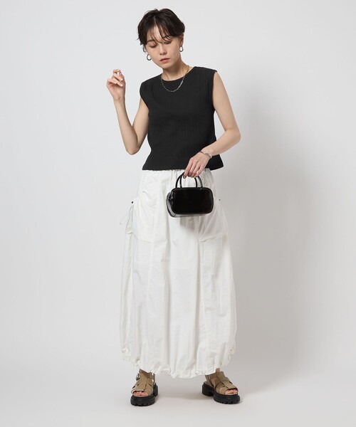 green label relaxing(グリーンレーベルリラクシング)の「アイレット リブ クロップド ノースリーブ Tシャツ(Tシャツ/カットソー・レディース・オフホワイト/ブラック/レッド・FREE)」の5枚目の写真