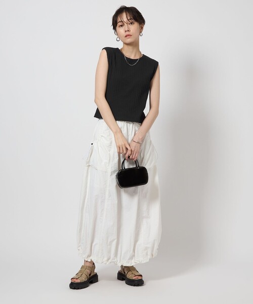 green label relaxing(グリーンレーベルリラクシング)の「アイレット リブ クロップド ノースリーブ Tシャツ(Tシャツ/カットソー・レディース・オフホワイト/ブラック/レッド・FREE)」の6枚目の写真