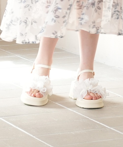 ASTORIA ODIER（アストリアオディール）の「シアークロスフリル厚底サンダル（サンダル・レディース・アイボリー/ブラック/ライトグレー・MEDIUM/LARGE/SMALL）」の4枚目の写真