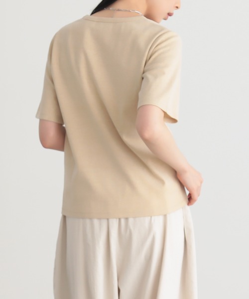 for/c(フォーシー)の「ラメ半袖Tシャツ【サスティナブル】(Tシャツ/カットソー・レディース・ライトベージュ/ブラック/ライトグレー・L/M)」の6枚目の写真