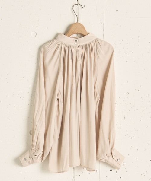 Doux archives(ドゥアルシーヴ)の「マットサテンスタンドブラウス(シャツ/ブラウス・レディース・アイボリー/グレー/ブルー・38)」の6枚目の写真