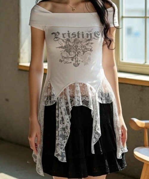 .KOM（ドットコム）の「A'GEM/9 × .kom 『.KOM/ドットケーオーエム』レースドッキンググラフィックTシャツ（Tシャツ/カットソー・レディース・ホワイト/ブラック・FREE）」の2枚目の写真
