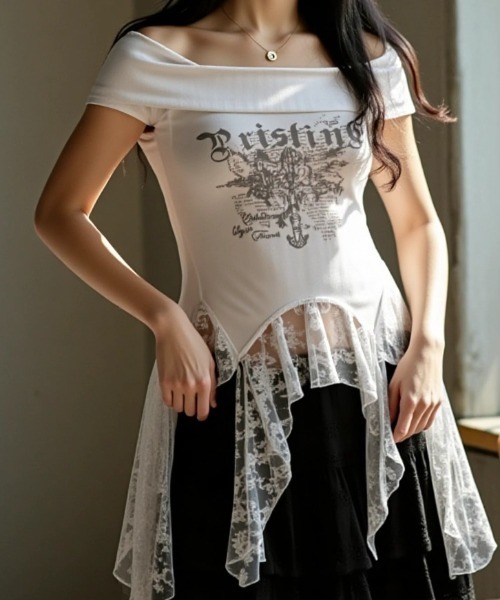 .KOM（ドットコム）の「A'GEM/9 × .kom 『.KOM/ドットケーオーエム』レースドッキンググラフィックTシャツ（Tシャツ/カットソー・レディース・ホワイト/ブラック・FREE）」の4枚目の写真