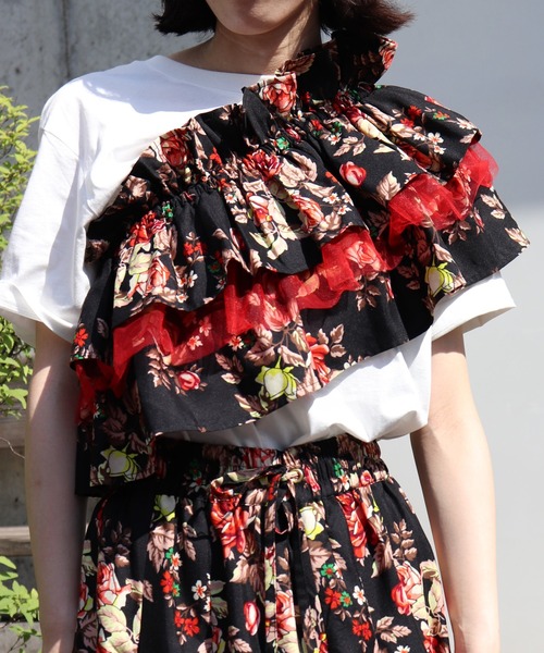 moyan ecri(モヤン エクリ)の「<moyan ecri>アフリカファブリック使用フリルキャミVorume frill multiway cami Bustier(キャミソール・レディース・ブラック/ブルー/オレンジ・FREE)」の1枚目の写真