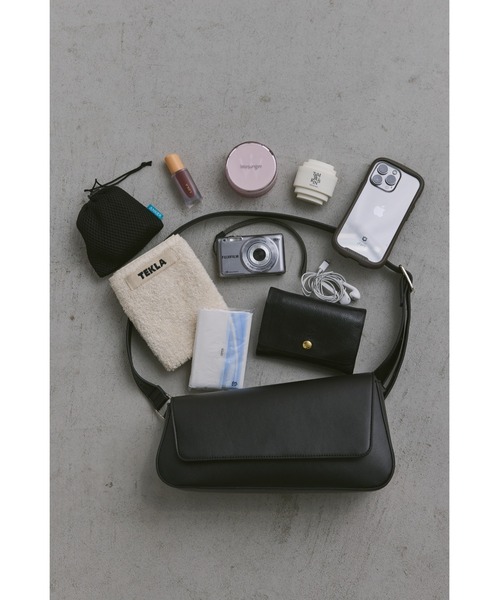 un/neu（アンノイ）の「横長スクエアアシンメトリーボディバッグ / ワンショルダーバッグ（ボディバッグ/ウエストポーチ・レディース・ブラック・FREE）」の2枚目の写真