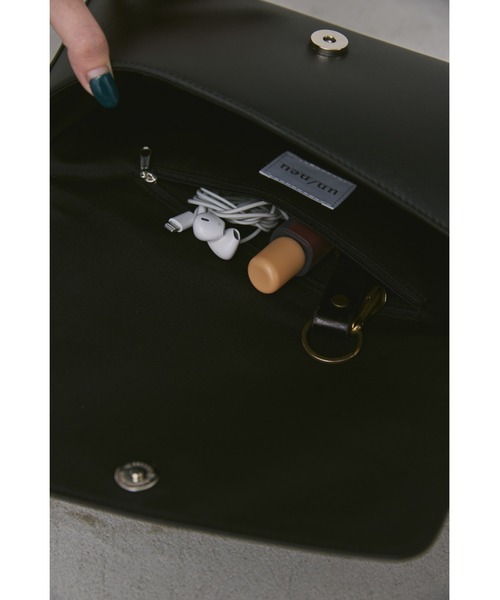 un/neu（アンノイ）の「横長スクエアアシンメトリーボディバッグ / ワンショルダーバッグ（ボディバッグ/ウエストポーチ・レディース・ブラック・FREE）」の5枚目の写真