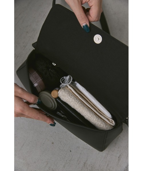 un/neu（アンノイ）の「横長スクエアアシンメトリーボディバッグ / ワンショルダーバッグ（ボディバッグ/ウエストポーチ・レディース・ブラック・FREE）」の3枚目の写真