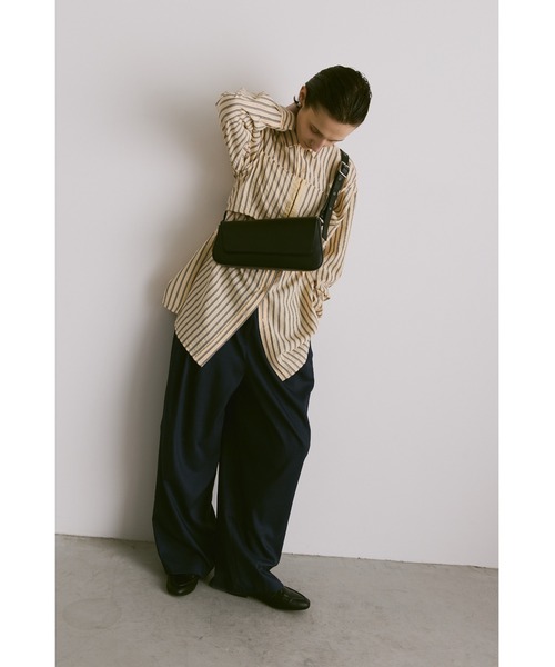 un/neu（アンノイ）の「横長スクエアアシンメトリーボディバッグ / ワンショルダーバッグ（ボディバッグ/ウエストポーチ・レディース・ブラック・FREE）」の13枚目の写真