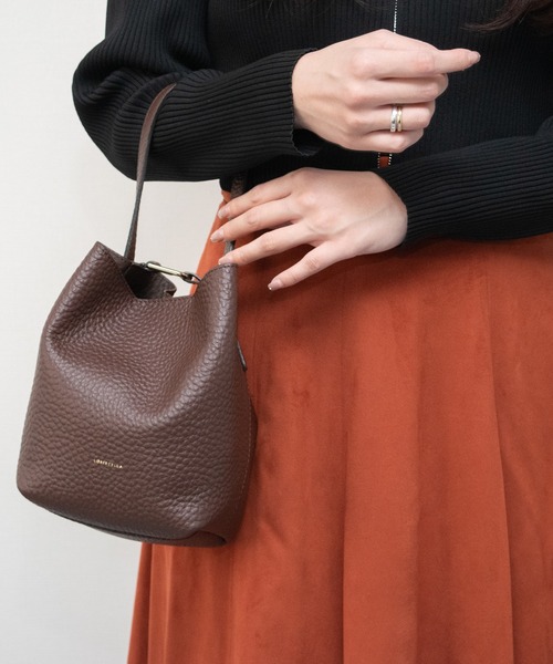 LORISTELLA（ロリステッラ）の「【LORISTELLA】シュリンクレザーバケットバッグ(Q56477)（ハンドバッグ・レディース・ダークブラウン/ライトベージュ・ALL）」の2枚目の写真