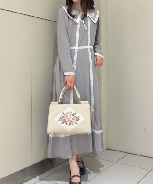 an another angelus（アンアナザーアンジェラス）の「トーションレース使い刺繍衿ワンピース/fint フィント（ワンピース・レディース・ライトグレー/クリーム・FREE）」の4枚目の写真