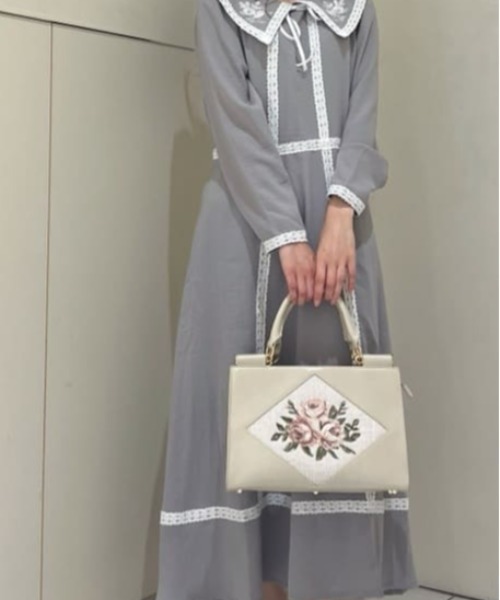 an another angelus（アンアナザーアンジェラス）の「トーションレース使い刺繍衿ワンピース/fint フィント（ワンピース・レディース・ライトグレー/クリーム・FREE）」の6枚目の写真