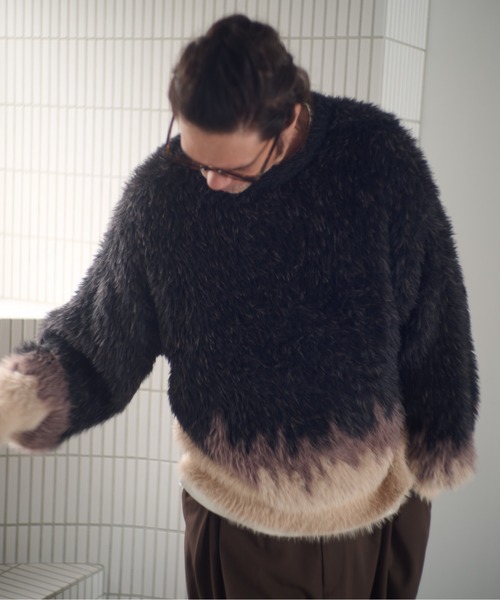 ADAM PATEK(アダムパテック)の「ADAMPATEK/distorted chevron pattern crewneck/シャギー配色クルーネックニット(AP2521026)(ニット/セーター・レディース・ブラック×ブルー/ブラック×ベージュ・1/2)」の2枚目の写真
