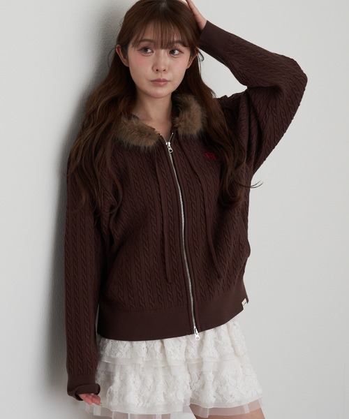 RAY CASSIN（レイカズン）の「【WEB限定価格！】ファー付ケーブル胸刺繍パーカー（パーカー・レディース・ブラウン/チャコールグレー/ライトベージュ/グレー系その他2/グレー・FREE）」の4枚目の写真