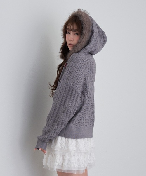 RAY CASSIN（レイカズン）の「【WEB限定価格！】ファー付ケーブル胸刺繍パーカー（パーカー・レディース・ブラウン/チャコールグレー/ライトベージュ/グレー系その他2/グレー・FREE）」の2枚目の写真