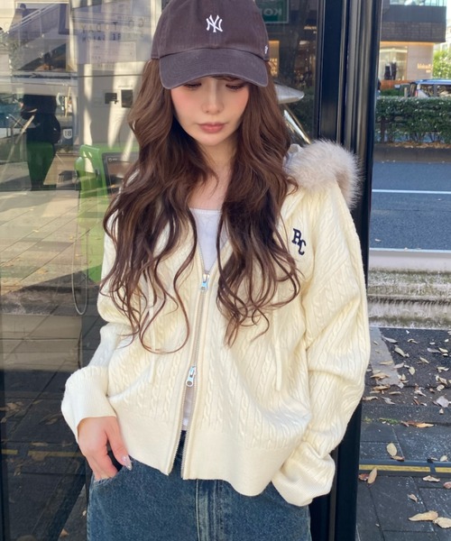 RAY CASSIN（レイカズン）の「【WEB限定価格！】ファー付ケーブル胸刺繍パーカー（パーカー・レディース・ブラウン/チャコールグレー/ライトベージュ/グレー系その他2/グレー・FREE）」の5枚目の写真