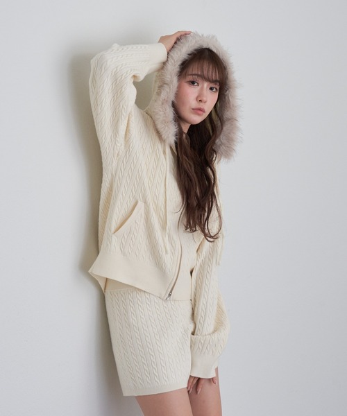 RAY CASSIN（レイカズン）の「【WEB限定価格！】ファー付ケーブル胸刺繍パーカー（パーカー・レディース・ブラウン/チャコールグレー/ライトベージュ/グレー系その他2/グレー・FREE）」の7枚目の写真