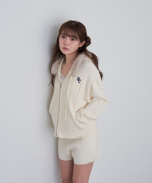 RAY CASSIN（レイカズン）の「【WEB限定価格！】ファー付ケーブル胸刺繍パーカー（パーカー・レディース・ブラウン/チャコールグレー/ライトベージュ/グレー系その他2/グレー・FREE）」の8枚目の写真