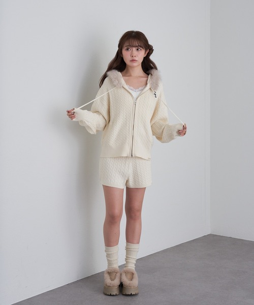 RAY CASSIN（レイカズン）の「【WEB限定価格！】ファー付ケーブル胸刺繍パーカー（パーカー・レディース・ブラウン/チャコールグレー/ライトベージュ/グレー系その他2/グレー・FREE）」の9枚目の写真