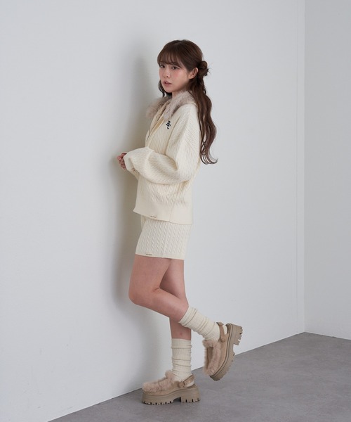 RAY CASSIN（レイカズン）の「【WEB限定価格！】ファー付ケーブル胸刺繍パーカー（パーカー・レディース・ブラウン/チャコールグレー/ライトベージュ/グレー系その他2/グレー・FREE）」の6枚目の写真