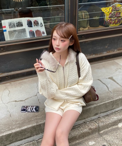 RAY CASSIN（レイカズン）の「【WEB限定価格！】ファー付ケーブル胸刺繍パーカー（パーカー・レディース・ブラウン/チャコールグレー/ライトベージュ/グレー系その他2/グレー・FREE）」の10枚目の写真