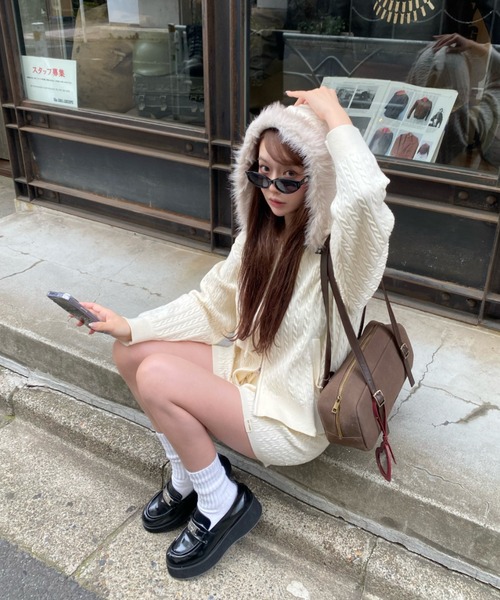 RAY CASSIN（レイカズン）の「【WEB限定価格！】ファー付ケーブル胸刺繍パーカー（パーカー・レディース・ブラウン/チャコールグレー/ライトベージュ/グレー系その他2/グレー・FREE）」の11枚目の写真