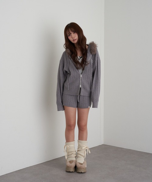 RAY CASSIN（レイカズン）の「【WEB限定価格！】ファー付ケーブル胸刺繍パーカー（パーカー・レディース・ブラウン/チャコールグレー/ライトベージュ/グレー系その他2/グレー・FREE）」の15枚目の写真