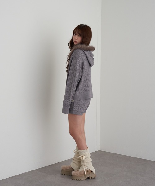 RAY CASSIN（レイカズン）の「【WEB限定価格！】ファー付ケーブル胸刺繍パーカー（パーカー・レディース・ブラウン/チャコールグレー/ライトベージュ/グレー系その他2/グレー・FREE）」の16枚目の写真