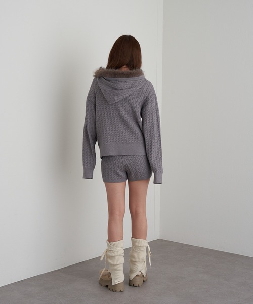 RAY CASSIN（レイカズン）の「【WEB限定価格！】ファー付ケーブル胸刺繍パーカー（パーカー・レディース・ブラウン/チャコールグレー/ライトベージュ/グレー系その他2/グレー・FREE）」の17枚目の写真