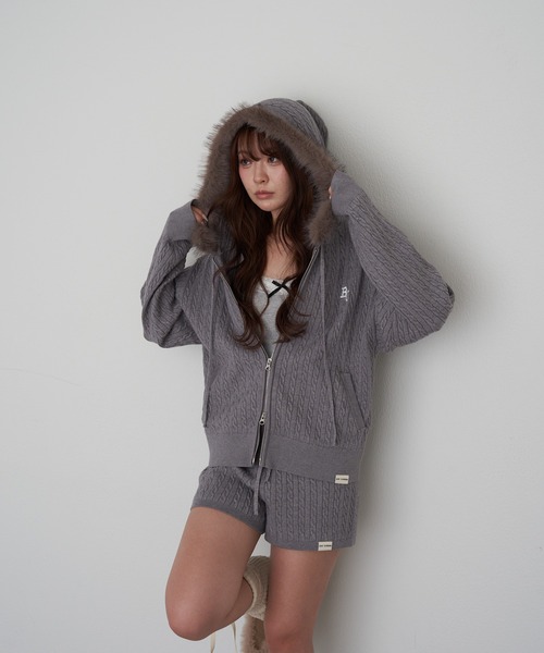 RAY CASSIN（レイカズン）の「【WEB限定価格！】ファー付ケーブル胸刺繍パーカー（パーカー・レディース・ブラウン/チャコールグレー/ライトベージュ/グレー系その他2/グレー・FREE）」の18枚目の写真