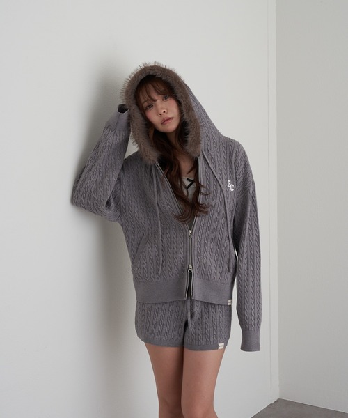 RAY CASSIN（レイカズン）の「【WEB限定価格！】ファー付ケーブル胸刺繍パーカー（パーカー・レディース・ブラウン/チャコールグレー/ライトベージュ/グレー系その他2/グレー・FREE）」の19枚目の写真