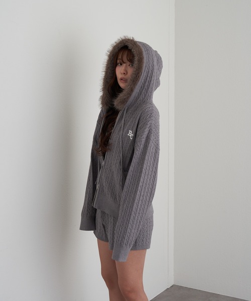 RAY CASSIN（レイカズン）の「【WEB限定価格！】ファー付ケーブル胸刺繍パーカー（パーカー・レディース・ブラウン/チャコールグレー/ライトベージュ/グレー系その他2/グレー・FREE）」の20枚目の写真