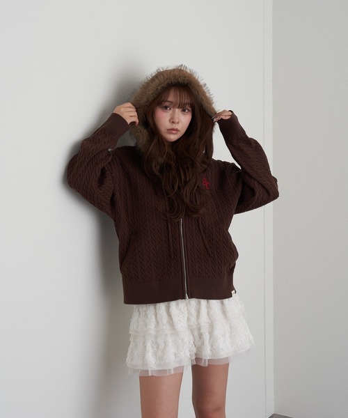 RAY CASSIN（レイカズン）の「【WEB限定価格！】ファー付ケーブル胸刺繍パーカー（パーカー・レディース・ブラウン/チャコールグレー/ライトベージュ/グレー系その他2/グレー・FREE）」の21枚目の写真