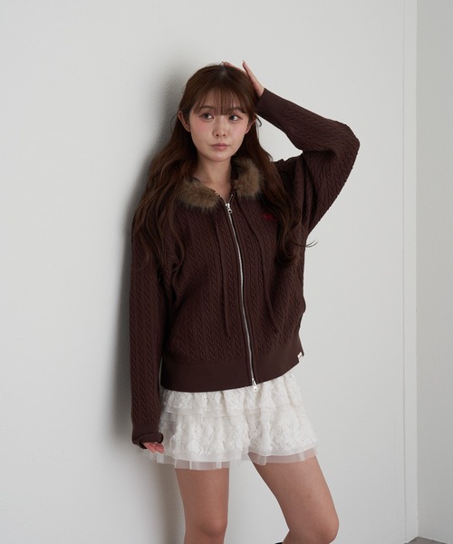 RAY CASSIN（レイカズン）の「【WEB限定価格！】ファー付ケーブル胸刺繍パーカー（パーカー・レディース・ブラウン/チャコールグレー/ライトベージュ/グレー系その他2/グレー・FREE）」の22枚目の写真