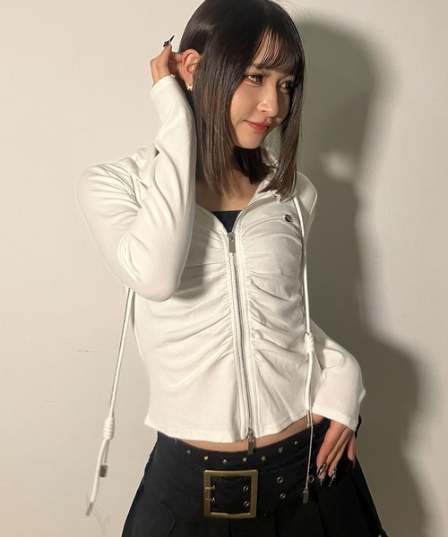 .KOM（ドットコム）の「『.KOM/ドットケーオーエム』Center Ruched Zip-Up Hoodie / センタールーシュジップアップフーディー（その他トップス・レディース・ブラック/アイボリー・FREE）」の2枚目の写真