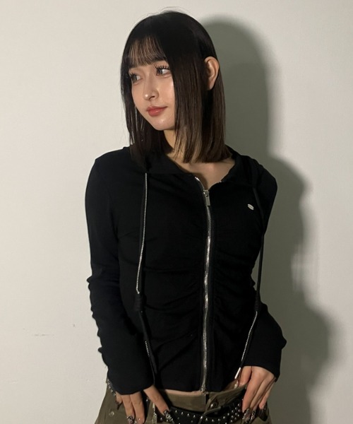 .KOM（ドットコム）の「『.KOM/ドットケーオーエム』Center Ruched Zip-Up Hoodie / センタールーシュジップアップフーディー（その他トップス・レディース・ブラック/アイボリー・FREE）」の4枚目の写真