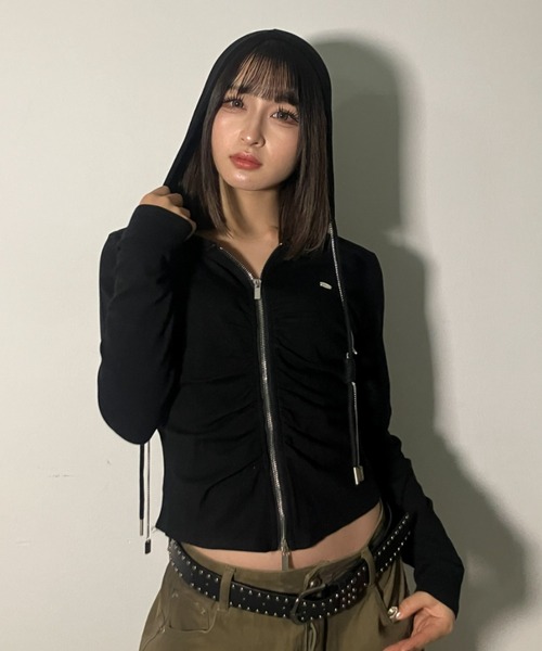 .KOM（ドットコム）の「『.KOM/ドットケーオーエム』Center Ruched Zip-Up Hoodie / センタールーシュジップアップフーディー（その他トップス・レディース・ブラック/アイボリー・FREE）」の6枚目の写真