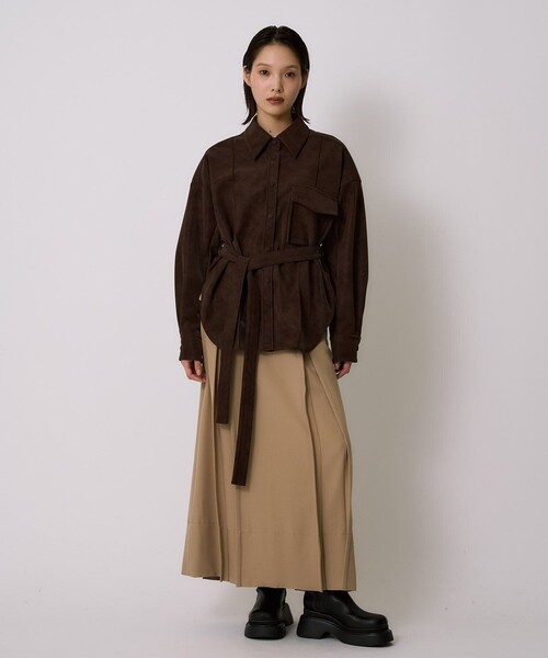UNITED TOKYO（ユナイテッドトウキョウ）の「【残りわずか！】Oversized Suede Shirt｜ヴィーガンレザー/羽織/アウター/スエード/シャツジャケット/軽量/春服（シャツ/ブラウス・レディース・ブラウン/ブラック・FREE）」の6枚目の写真