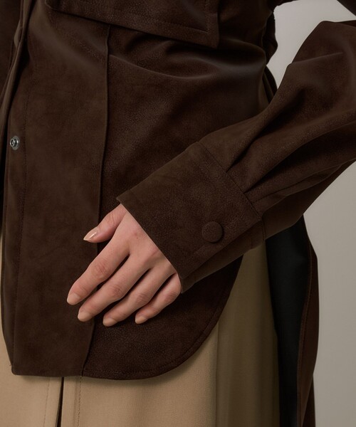 UNITED TOKYO（ユナイテッドトウキョウ）の「【残りわずか！】Oversized Suede Shirt｜ヴィーガンレザー/羽織/アウター/スエード/シャツジャケット/軽量/春服（シャツ/ブラウス・レディース・ブラウン/ブラック・FREE）」の14枚目の写真