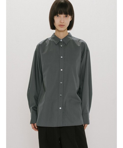 MIDIUMISOLID(ミディウミソリッド)の「MIDIUMISOLID for Ladies ベーシックバックギャザーシャツ(シャツ/ブラウス・レディース・ライトグレー/チャコールグレー/ブラック/ブラウン・FREE)」の3枚目の写真