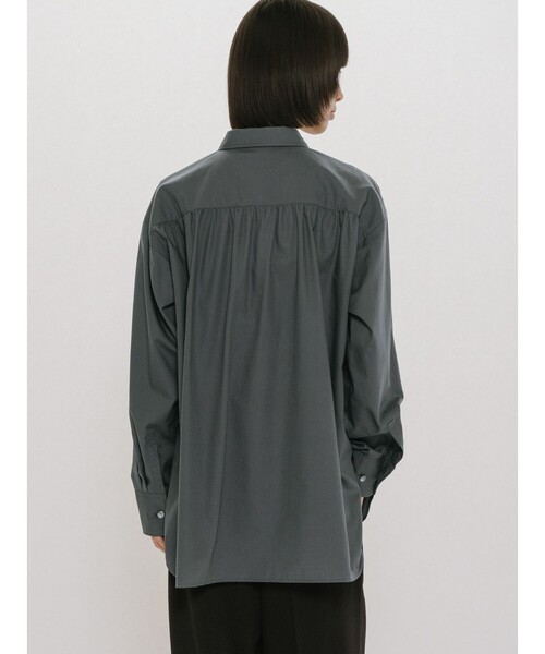 MIDIUMISOLID(ミディウミソリッド)の「MIDIUMISOLID for Ladies ベーシックバックギャザーシャツ(シャツ/ブラウス・レディース・ライトグレー/チャコールグレー/ブラック/ブラウン・FREE)」の12枚目の写真