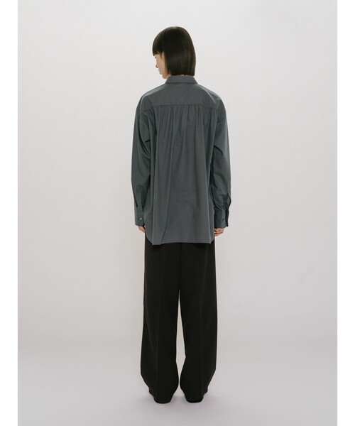 MIDIUMISOLID(ミディウミソリッド)の「MIDIUMISOLID for Ladies ベーシックバックギャザーシャツ(シャツ/ブラウス・レディース・ライトグレー/チャコールグレー/ブラック/ブラウン・FREE)」の15枚目の写真