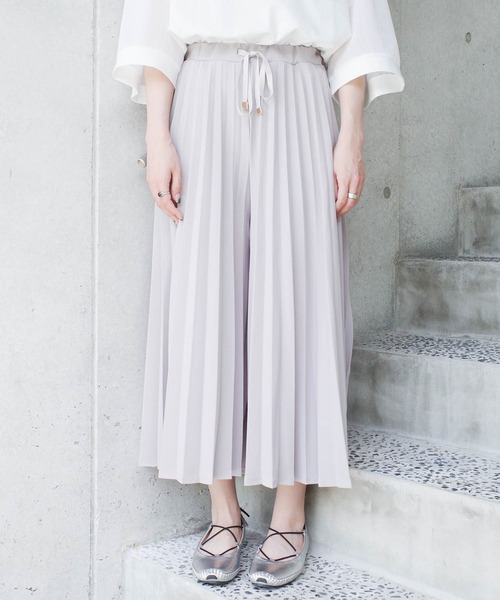 SWITCH BY ARCH（スイッチバイアーチ）の「【W】【it】【ARC】【SWITCH by ARCH】ACCORDION PLEATS SKIRTPANTS（その他パンツ・レディース・グレイッシュブルー/グレイッシュベージュ/キャメル/ライトグレー・FREE）」の2枚目の写真