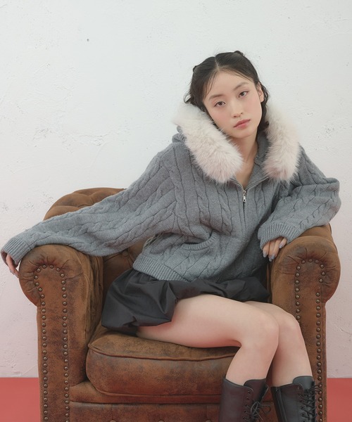 FCMM（エフシーエムエム）の「【日本限定】FUR HOODIE KNIT / ファーフーディニット（パーカー・レディース・アイボリー/ブラウン/グレー・SMALL/MEDIUM）」の2枚目の写真
