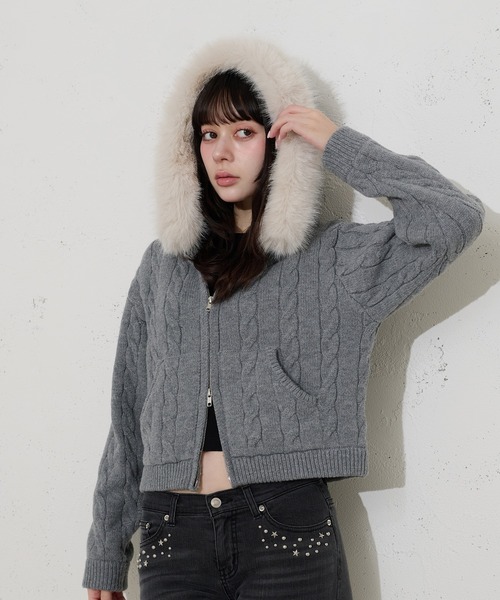 FCMM（エフシーエムエム）の「【日本限定】FUR HOODIE KNIT / ファーフーディニット（パーカー・レディース・アイボリー/ブラウン/グレー・SMALL/MEDIUM）」の4枚目の写真