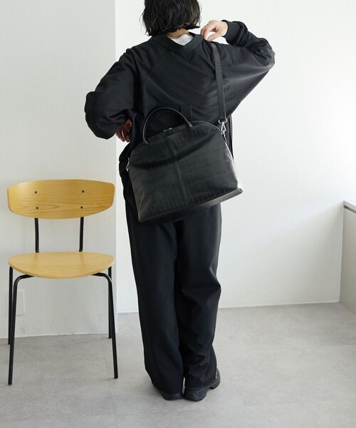 ear PAPILLONNER(イアパピヨネ)の「《本革/2way/A4サイズ対応》ダブルポケットボストンバッグL(ボストンバッグ・レディース・キャメル/ブラック・FREE)」の6枚目の写真