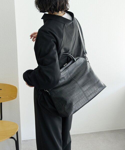 ear PAPILLONNER(イアパピヨネ)の「《本革/2way/A4サイズ対応》ダブルポケットボストンバッグL(ボストンバッグ・レディース・キャメル/ブラック・FREE)」の8枚目の写真